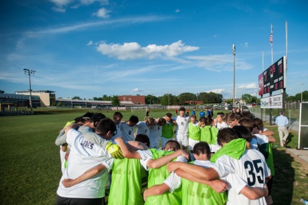 Oak-Ridge-Pre-Game-Huddle-Maryville-May-17-2016-1