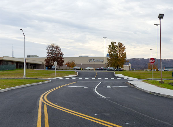 Main Street East is pictured above at Main Street Oak Ridge on Sunday, Nov. 12, 2017. (Photo by John Huotari/Oak Ridge Today)