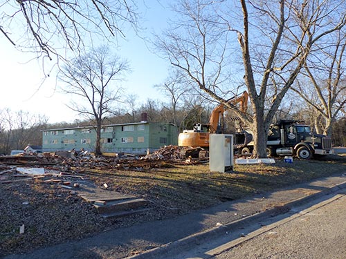 Demolition work by Brady Excavating and Demolition of Crab Orchard, Tenn., was under way on Thursday afternoon, Jan. 25, 2018, at an Applewood Apartments building on Hunter Circle in the Highland View neighborhood in Oak Ridge. (Photo by John Huotari/Oak Ridge Today)