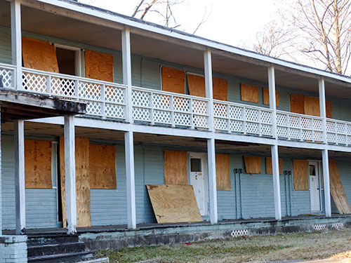 Demolition work by Brady Excavating and Demolition of Crab Orchard, Tenn., was under way on Thursday afternoon, Jan. 25, 2018, at an Applewood Apartments building on Hunter Circle in the Highland View neighborhood in Oak Ridge. Here is a remaining building that has not been demolished. (Photo by John Huotari/Oak Ridge Today)