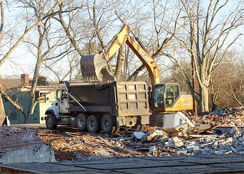 Demolition work by Brady Excavating and Demolition of Crab Orchard, Tenn., was under way on Thursday afternoon, Jan. 25, 2018, at an Applewood Apartments building on Hunter Circle in the Highland View neighborhood in Oak Ridge. (Photo by John Huotari/Oak Ridge Today)