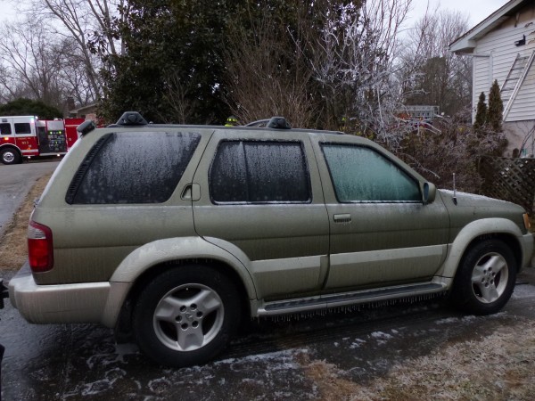 A man escaped with minor injuries, but a home was destroyed in a fire on Friday morning, Jan. 5, 2018, on Lindale Lane in west Oak Ridge. Temperatures were in the low- to mid-teens Friday morning, and water froze on the road and vehicles. (Photo by John Huotari/Oak Ridge Today)