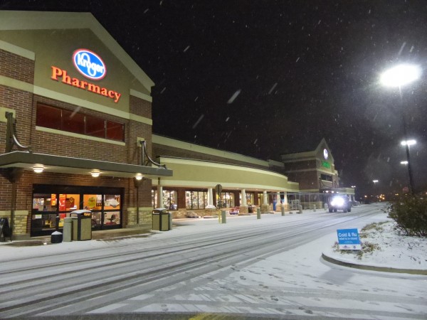 Snow falls at Kroger Marketplace on Tuesday evening, Jan. 16, 2018. (Photo by John Huotari/Oak Ridge Today)