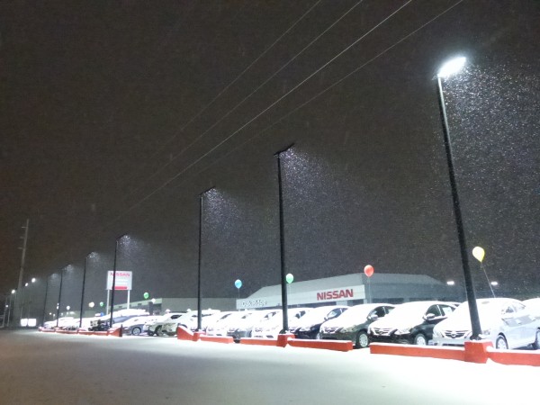 Snow falls on Oak Ridge Turnpike at Oak Ridge Nissan on Tuesday evening, Jan. 16, 2018. (Photo by John Huotari/Oak Ridge Today)