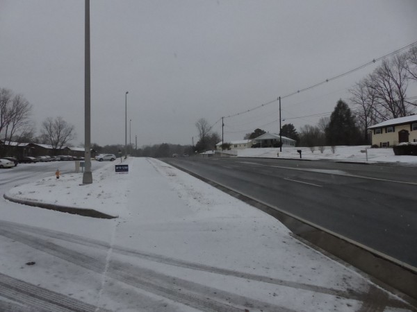 North Illinois Avenue was mostly clear near West Outer Drive on Tuesday afternoon, Jan. 16, 2018. (Photo by John Huotari/Oak Ridge Today)