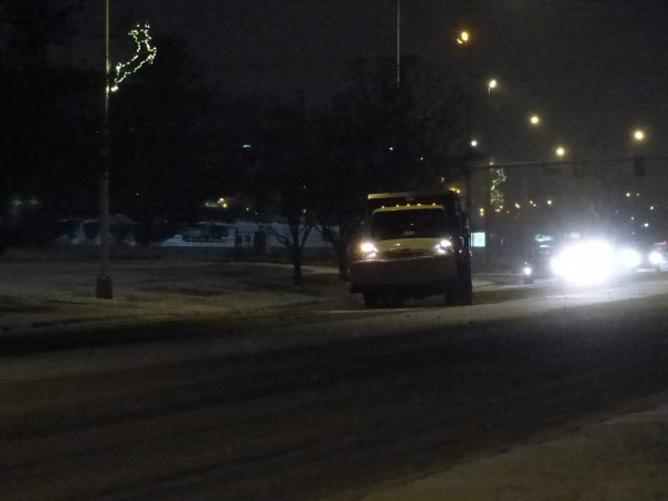 An Oak Ridge Public Works Department snow truck is picture on South Illinois Avenue on Tuesday evening, Jan. 16, 2018. (Photo by John Huotari/Oak Ridge Today)