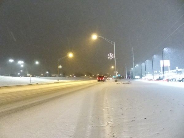 Snow falls on Oak Ridge Turnpike at Oak Ridge Nissan on Tuesday evening, Jan. 16, 2018. (Photo by John Huotari/Oak Ridge Today)