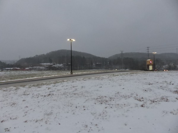 Snow falls at Westcott Center on Tuesday afternoon, Jan. 16, 2018. (Photo by John Huotari/Oak Ridge Today)