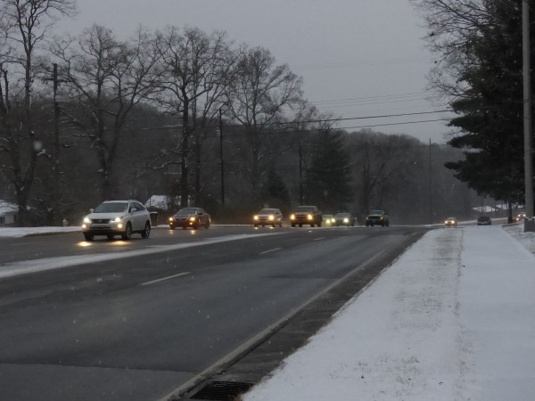 North Illinois Avenue was mostly clear near West Outer Drive on Tuesday afternoon, Jan. 16, 2018. (Photo by John Huotari/Oak Ridge Today)