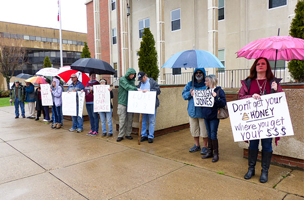 The week after sexual harassment allegations against Anderson County Circuit Court Clerk William Jones were made public, a few dozen people rallied at the Anderson County Courthouse in Clinton on Monday, Feb. 26, 2018. Several said Jones should resign. (Photo by John Huotari/Oak Ridge Today)