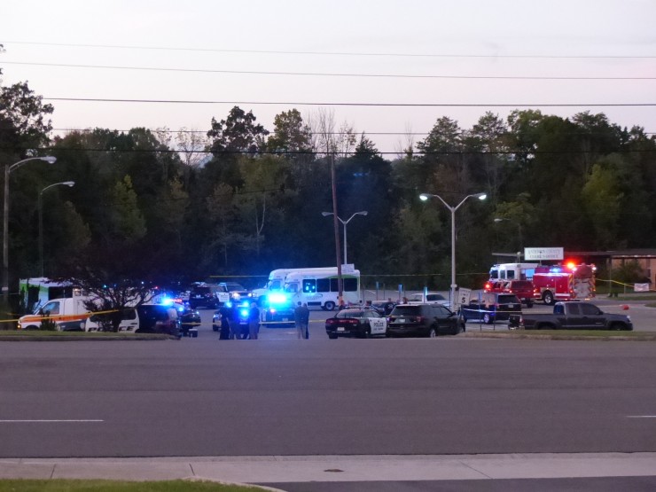 Police are investigating after a chase was reported along Emory Valley Road and there were reports of shots fired on Monday evening, Oct. 8, 2018. The parking lot at Anderson County General Sessions Court on Emory Valley Road is blocked off with yellow tape, and there is a large emergency response presence that includes members of the Oak Ridge Police Department, Oak Ridge Fire Department, Anderson County EMS, and District Attorney General Dave Clark. (Photo by John Huotari/Oak Ridge Today)