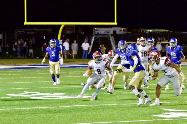 Oak Ridge senior Jordan Graham (8) runs the football against Karns during a 48-7 win over the Beavers on Friday, Sept. 28, 2018. (Photo by Barry Houchin)