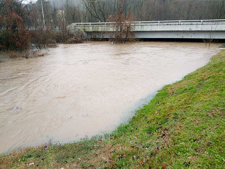 East Fork Poplar Creek has risen almost to this Oak Ridge Turnpike bridge near Jefferson Avenue as heavy rain falls continuously on Tuesday morning, Feb. 12, 2019. (Photo by John Huotari/Oak Ridge Today)